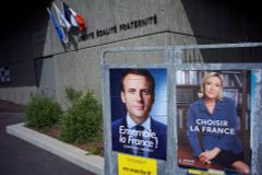 Ve Francii se bojuje o zklamané voliče. Le Penová shání hlasy, Macrona líčí jako nepřítele lidu