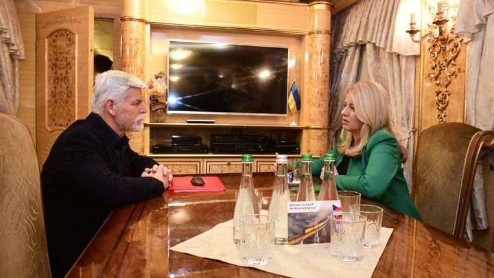 Pavel s Čaputovou jeli do Kyjeva celou noc. Ve vlaku musely být vypnuté mobily