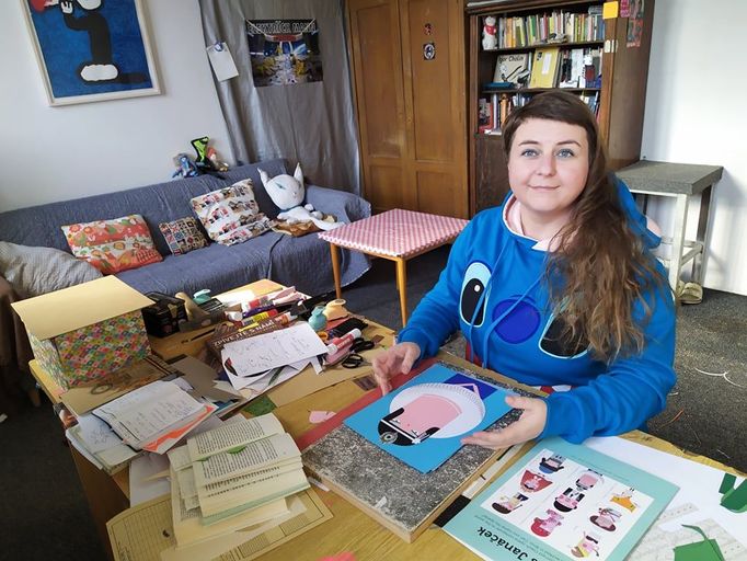 Vendula Chalánková v ateliéru.