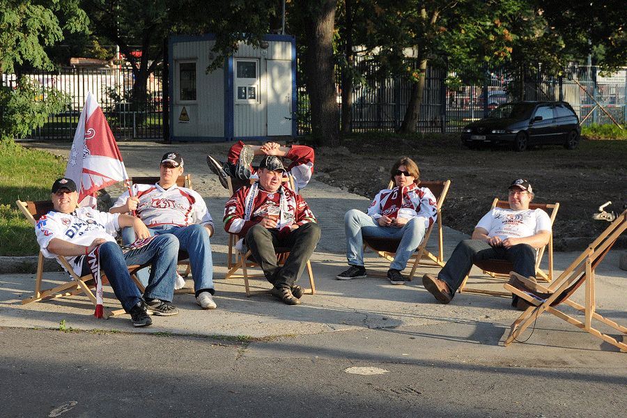 Atmosféra kolem stadionu před prvním utkáním HC Lev Praha s Dinamem Riga