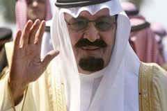 Svět čeká, zda se saúdskému králi podaří uplatit lid