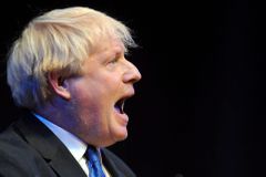 Odmítněte plán Mayové na brexit, hřímal Johnson. Bravo, volalo publikum