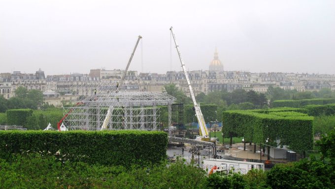 V parku nedaleko Eiffelovy věže se buduje fanouškovská zóna pro nadcházející Euro 2016.