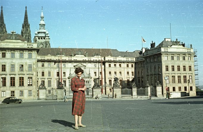 Pohled na Pražský Hrad z Hradčanského náměstí. Rok 1958