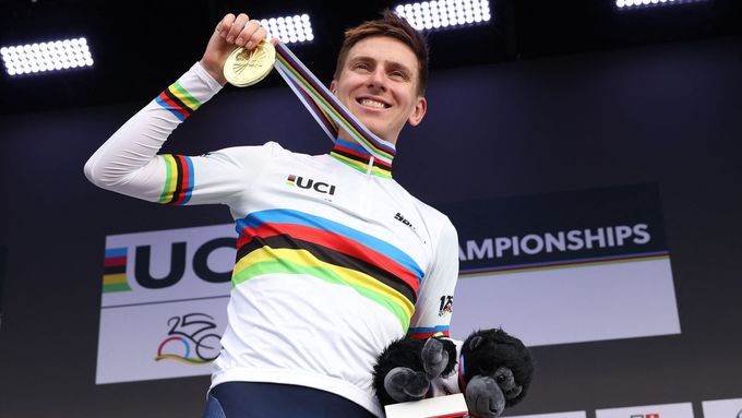 Tadej Pogačar se zlatou medailí pro vítěze MS 2025