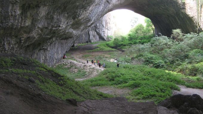 Vchod do jeskyně, kde se má natáčet.
