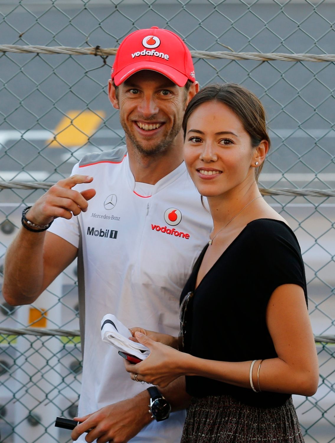 Jezdec F1 Jenson Button s přítelkyní před závodem Velké ceny Japonska 2012.