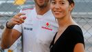 Jezdec F1 Jenson Button s přítelkyní před závodem Velké ceny Japonska 2012.