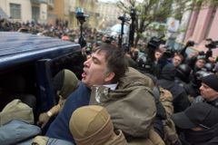 Saakašvili je volný, jeho příznivci ho vytáhli z policejního auta. Zemřu za Ukrajinu, hlásal politik