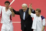 Bývalý ruský prezident Boris Jelcin s vítězi čtyhřy ve finále Davisova poháru proti Argentině Maratem Safinem (vlevo) a Dmitrijem Tursunovem.