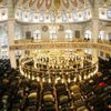 Muslimové se modlí v nově otevřené mešitě v Duisburgu