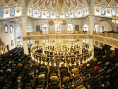 Muslimové se modlí v nově otevřené mešitě v Duisburgu. Ta je největší v Německu