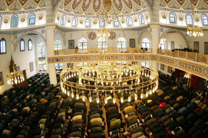 Muslimové se modlí v nově otevřené mešitě v Duisburgu