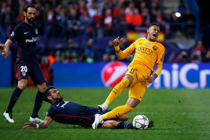 Atletico's Augusto Fernandez in action with Barcelona's Neymar