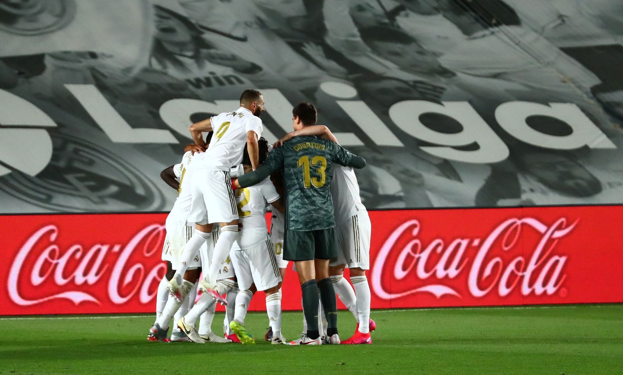 Real Madrid slaví zisk 34. titulu ve španělské lize