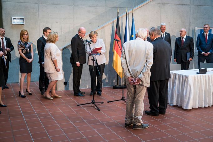 V dejvickém areálu přivítali Angelu Merkelovou bývalí kolegové z Ústavu organické chemie a biochemie Akademie věd Zdeněk Havlas a Rudolf Zahradník.