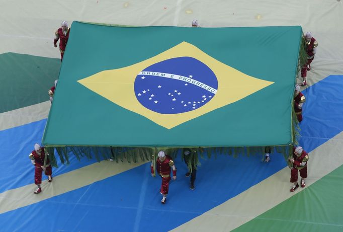 Performers carry the Brazilian flag during the 2014 World Cup opening ceremony at the Corinthians arena in Sao Paulo June 12, 2014. REUTERS/Fabrizio Bensch (BRAZIL - Tags