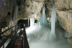 V rakouské jeskyni kvůli velké vodě uvízlo 26 turistů