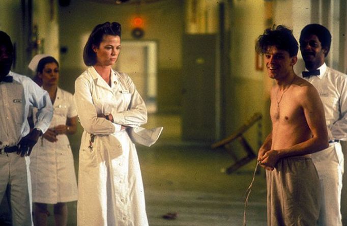 Mimi Sarkisianová, Louise Fletcherová, Brad Dourif a Nathan George ve snímku Přelet nad kukaččím hnízdem.