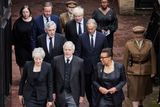Na slavnostní ceremoniál do Svatojakubského paláce v Londýne dorazili i další bývalí premiéři země - Theresa Mayová, Tony Blair, David Cameron nebo Gordon Brown.