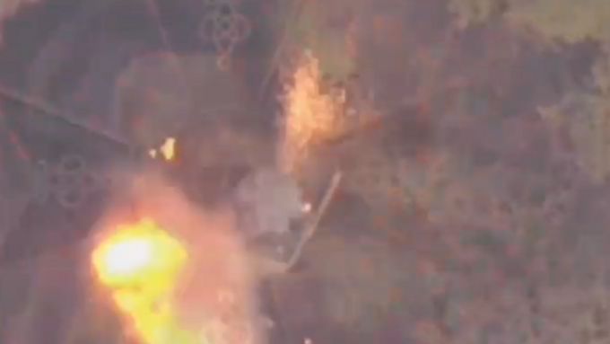 Ruské síly zveřejnily video, kde nová verze dronů Lancet útočí na ukrajinské obrněné vozidlo.