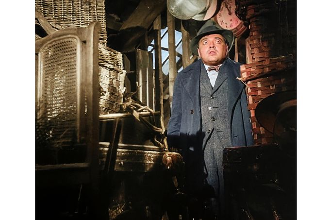 Peter Lorre v scéně z filmu "M" (1931) režiséra Fritze Langa, inspirovaného mimo jiné případem kanibala Karla Denkeho z Münsterbergu. Kolorováno