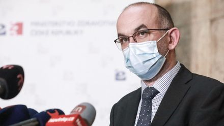 Vláda možná v pondělí zpřísní opatření: Obchody zůstanou otevřené, tvrdí Blatný