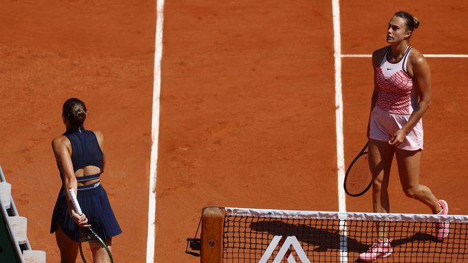 Marta Kosťuková nepodala Aryně Sabalenkové po zápase na Roland Garros ruku.
