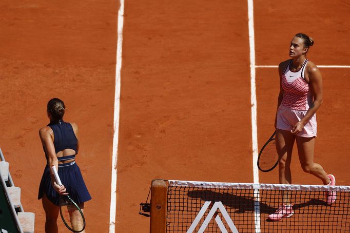 Marta Kosťuková nepodala Aryně Sabalenkové po zápase na Roland Garros ruku.