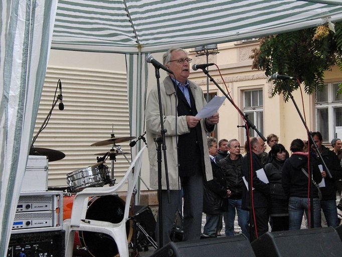 Máme tady často ovzduší jako v Ostravě, stromy by se tu měly spíše sázet než kácet, podivoval se řečník.