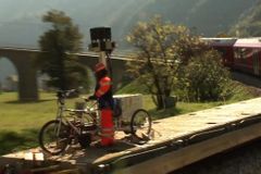 Video: Tříkolka Street View vyrazila po kolejích do Alp