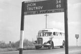 Ve druhé polovině 30. let se začaly prosazovat naftové motory, a to i na autobusové trati z Prahy do Karlových Varů a zpět. Všimněte si cedule sponzorované výrobcem pneumatik, firmou Baťa.