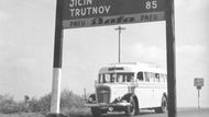 Ve druhé polovině 30. let se začaly prosazovat naftové motory, a to i na autobusové trati z Prahy do Karlových Varů a zpět. Všimněte si cedule sponzorované výrobcem pneumatik, firmou Baťa.