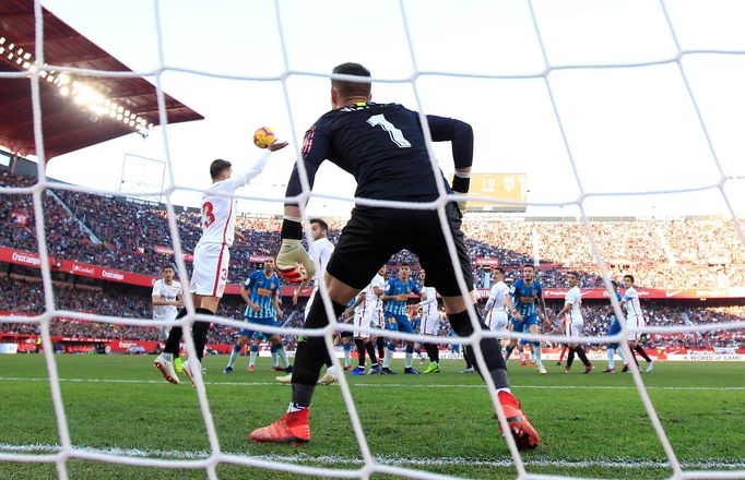 fotbal, španělská liga 2018/2019, FC Sevilla - Atlético Madrid, brankář Tomáš Vaclík inkasuje od Antoina Griezmanna gól z přímého kopu