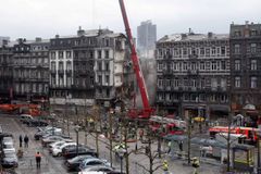 Zřícený belgický dům pohřbil možná až dvacet lidí
