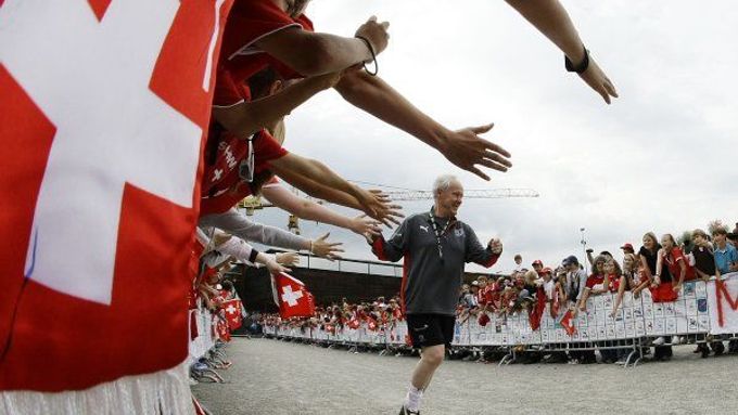 Jak žhaví jsou Švýcaři do kopané? Trenér švýcarských fotbalistů Jakob Kuh přichází na veřejný trénink ve Freienbachu.