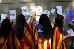 Katalánští voliči začali obsazovat hlasovací místnosti. Čechům se nedoporučuje do oblasti jezdit
