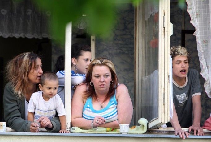 Ženy a děti zůstaly doma. Dění na ulici ovšem bedlivě sledovaly, některé své muže i povzbuzovaly