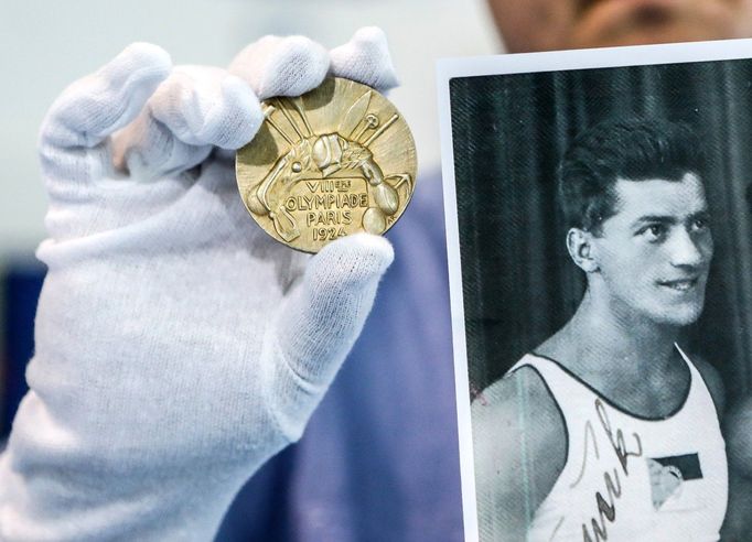 Zlatá olympijská medaile z roku 1924 s fotografií Bedřicha Šupčíka