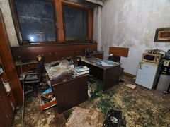 Zničená místnost v budově radnice města Almaty.