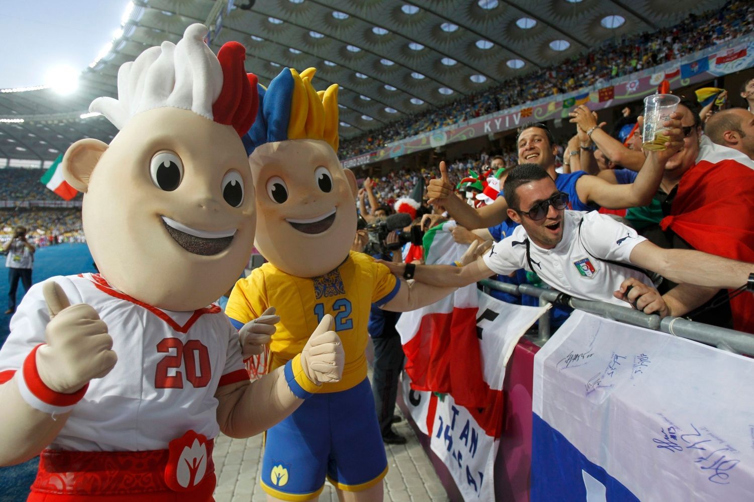 Fanoušci před čtvrtfinálovým utkáním Anglie - Itálie na Euru 2012