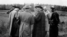 Zahájení výkopových prací pro CERN, 17. května 1954, poblíž Ženevy, Švýcarsko. Úředníci CERN a Ženevy na místě budoucího laboratoře částicové fyziky.