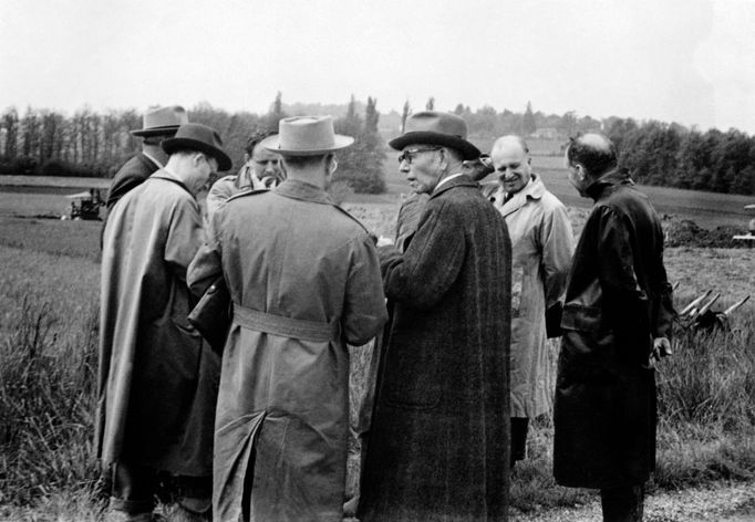 Zahájení výkopových prací pro CERN, 17. května 1954, poblíž Ženevy, Švýcarsko. Úředníci CERN a Ženevy na místě budoucího laboratoře částicové fyziky.