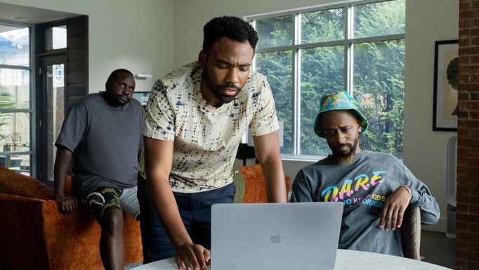 Brian Tyree Henry jako Paper Boi, Donald Glover coby Earn a Miles LaKeith Stanfield v roli Daria.