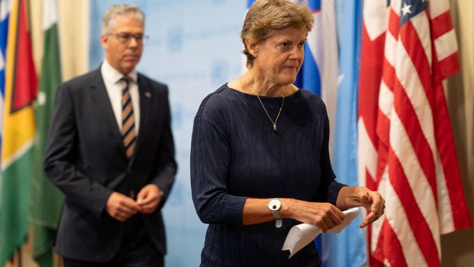 Velvyslankyně Spojeného království při Organizaci spojených národů Barbara Woodwardová a další člen E3, německý velvyslanec Ricklef Beutin, odcházejí ze setkání s tiskem o Íránu a jaderných zbraních.