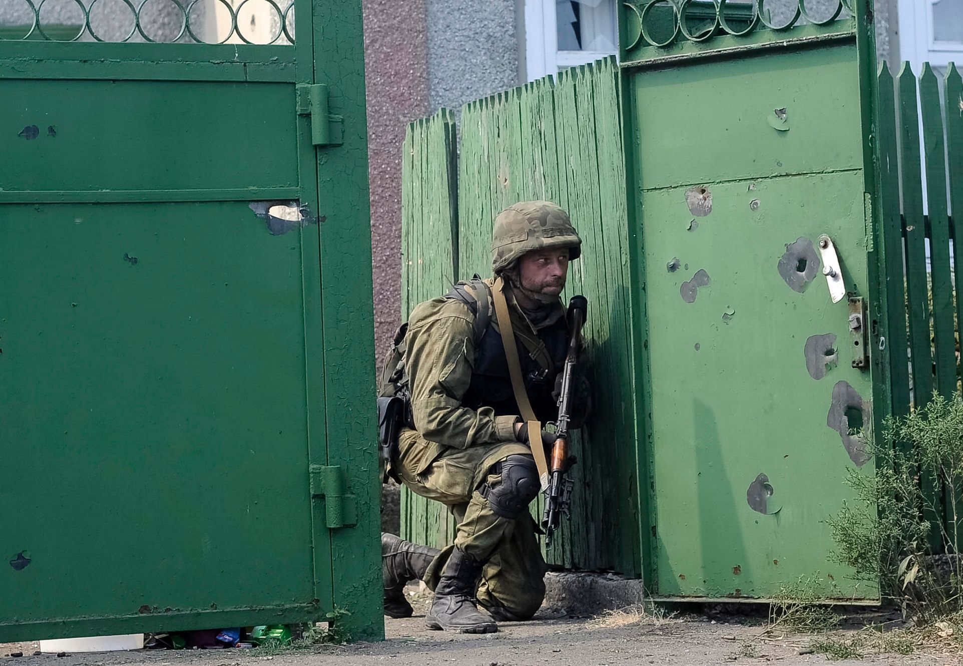 Ukrajina - ukrajinský voják bojuje se separatisty v Ilovajsku (26. srpna)