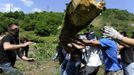 Coal miners move a tree trunk to make a barricade on motorway A-66 to protest against government spending cuts in the mining sector in Campomanes, near Oviedo, northern Spain, May 30, 2012. REUTERS/Eloy Alonso (SPAIN - Tags: CIVIL UNREST BUSINESS EMPLOYMENT) Published: Kvě. 30, 2012, 3:22 odp.