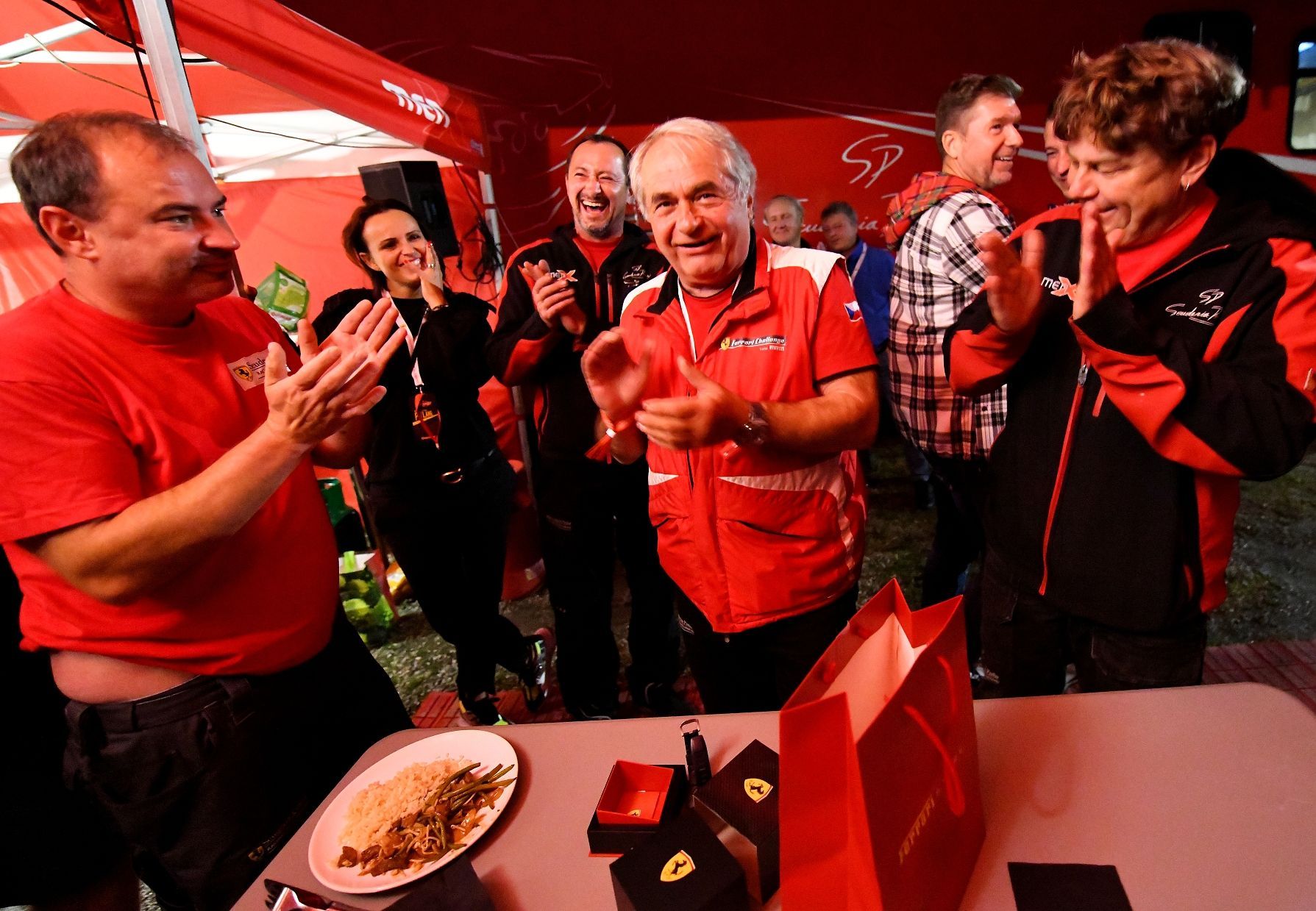 Ferrari Finale Mondiali 2019: Legenda mechaniků a techniků Marcel Holan z týmu Scuderia Praha Racing oslavil 67. narozeniny