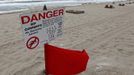 A red flag flies after lifeguards closed the area for swimming because of dangerous rip currents, as winds from Hurricane Sandy began to affect weather in Deerfield Beach, Florida October 25, 2012. REUTERS/Joe Skipper (UNITED STATES - Tags: ENVIRONMENT) Published: Říj. 25, 2012, 4:42 odp.