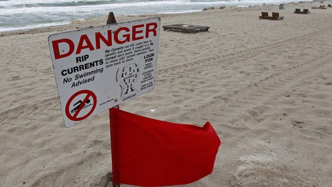 A red flag flies after lifeguards closed the area for swimming because of dangerous rip currents, as winds from Hurricane Sandy began to affect weather in Deerfield Beach, Florida October 25, 2012. REUTERS/Joe Skipper (UNITED STATES - Tags: ENVIRONMENT) Published: Říj. 25, 2012, 4:42 odp.